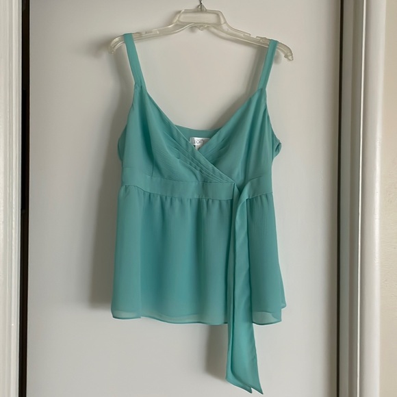 Ann Taylor Loft Summer Top. - Picture 2 of 11